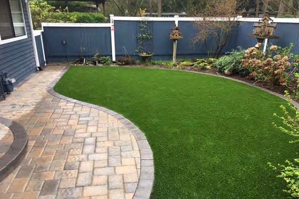 Artificial turf backyard with low-maintenance water-saving design