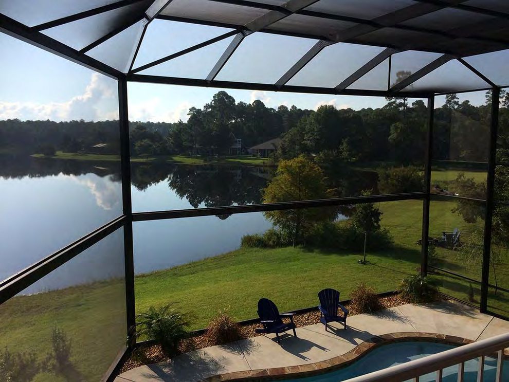 Single-story open view enclosure maximizing natural light and visibility
