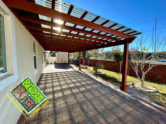 Large pergola covering outdoor dining area in Florida backyard